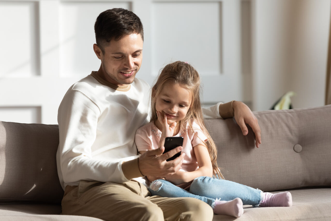 Father and daughter with a smartphone
